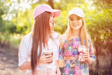 İki kadın içecekler