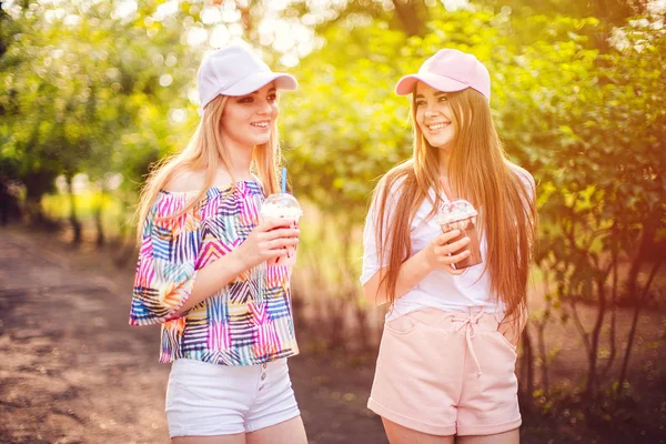 飲み物とトレンディな二人の女性 — ストック写真