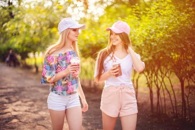 İki kadın içecekler