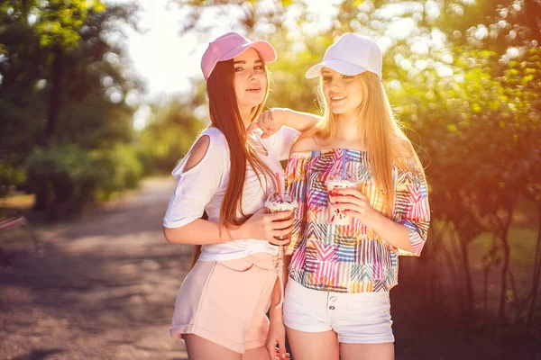 Trendiga två kvinnor med drycker — Stockfoto