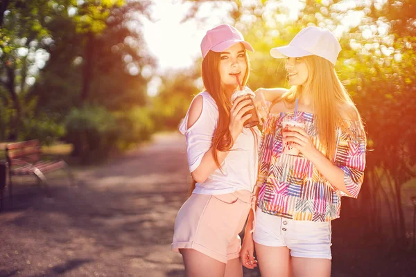Модные две женщины с напитками — стоковое фото
