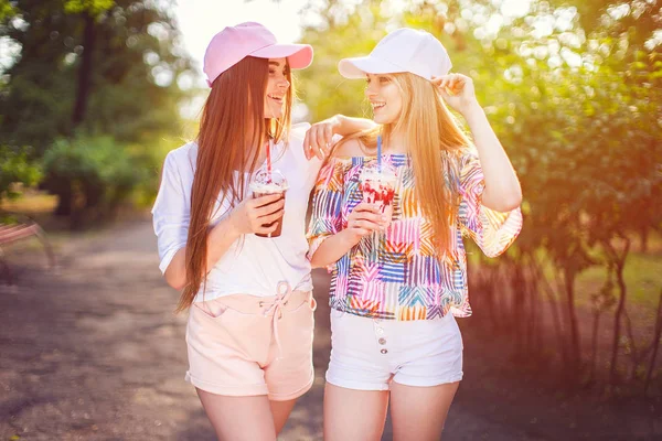 飲み物とトレンディな二人の女性 — ストック写真