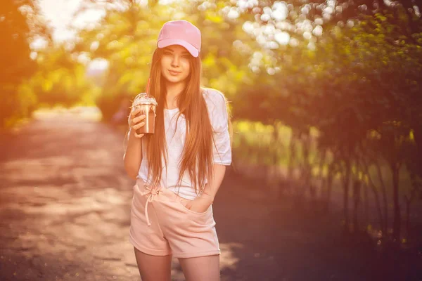 Mujer joven con estilo con bebida en verano —  Fotos de Stock