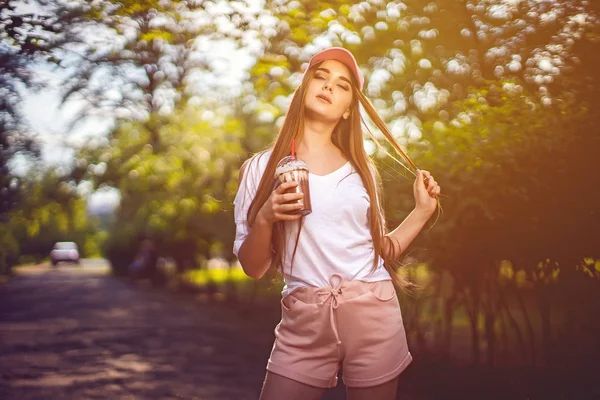 Stilvolle junge Frau mit Drink im Sommer — Stockfoto