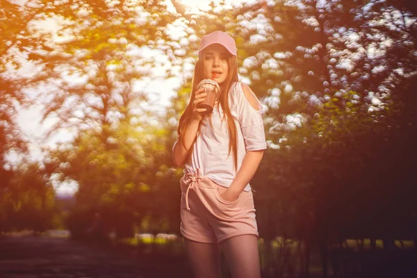 Stylová mladá žena s pitím v létě — Stock fotografie