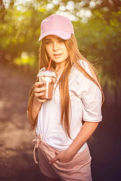 Stilvolle junge Frau mit Drink im Sommer — Stockfoto