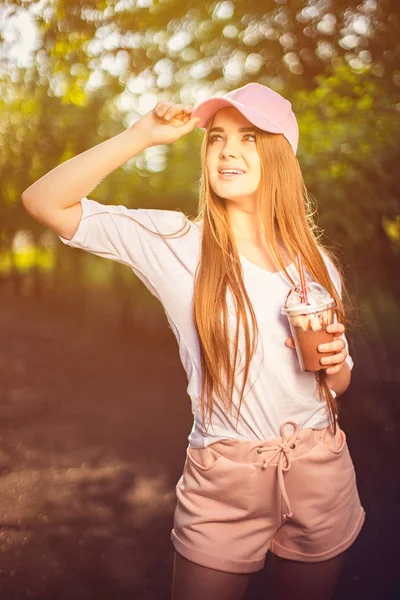 Stílusos fiatal nő itallal nyáron — Stock Fotó