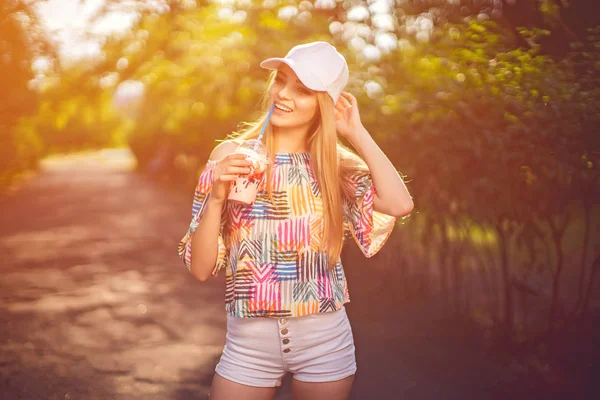 Snygg ung kvinna med dryck på sommaren — Stockfoto