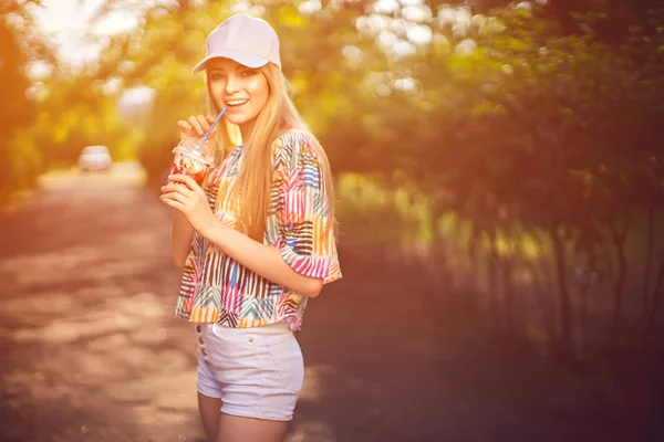 Stilvolle junge Frau mit Drink im Sommer — Stockfoto