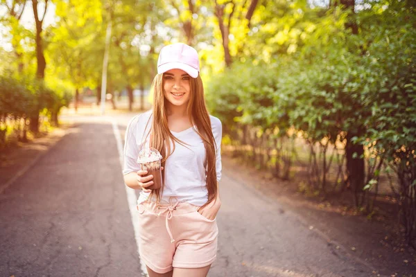 Mujer joven con estilo con bebida en verano —  Fotos de Stock