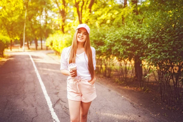 Mujer joven con estilo con bebida en verano —  Fotos de Stock