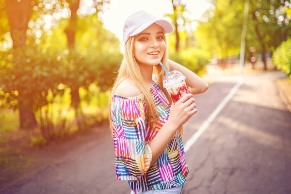 Jeune femme élégante avec boisson en été — Photo