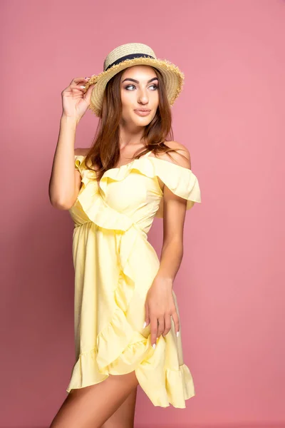 Mulher sensual em vestido e chapéu — Fotografia de Stock