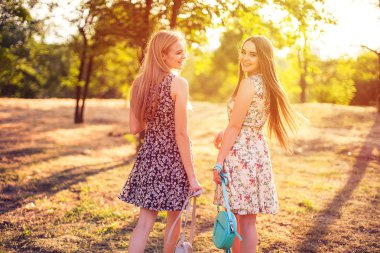 Parkta güzel kadının...