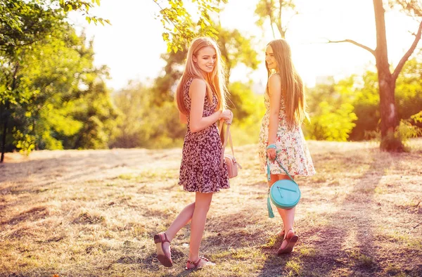 Hermosas mujeres de pie en el parque — Foto de Stock