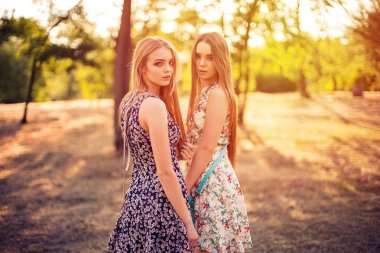 Parkta güzel kadının...