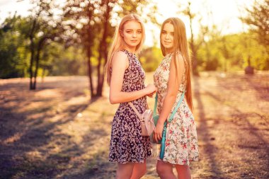 Parkta güzel kadının...