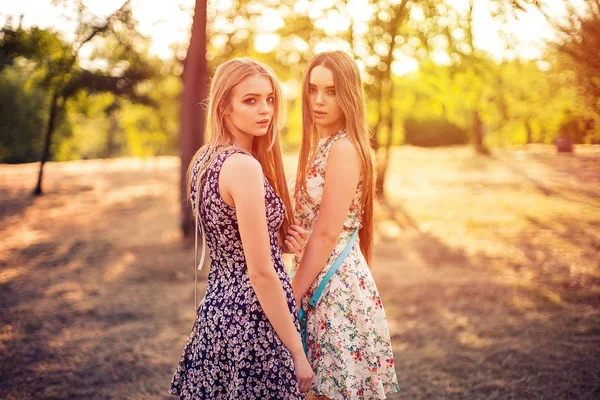 Vackra kvinnor som står i parken — Stockfoto