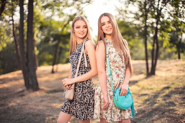 Hermosas mujeres de pie en el parque — Foto de Stock