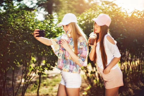 Wesoły kobiet z piciem biorąc selfie — Zdjęcie stockowe