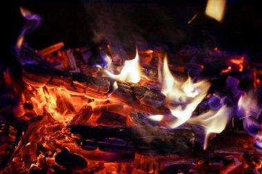 Şömine yakın, Barbekü yangın, kömür arka plan yakacak odun yanan.