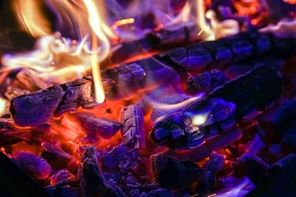 Queimando lenha na lareira de perto, churrasco fogo, fundo de carvão . — Fotografia de Stock