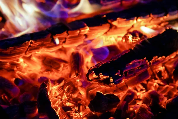 Égő tűzifa, a kandalló zár ki, grill faszén tűz háttér. — Stock Fotó