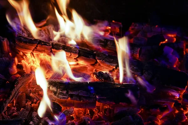 Vedeldning i eldstaden nära upp, Bbq eld, träkol bakgrund. — Stockfoto