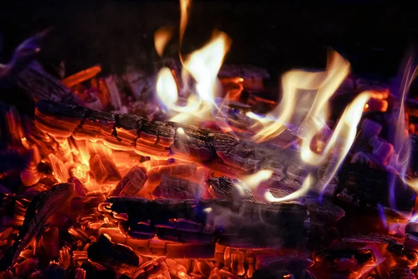 Leña quemada en la chimenea de cerca, barbacoa, fondo de carbón . —  Fotos de Stock