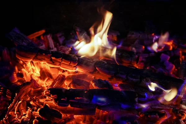 Горение дров в камине близко, барбекю огонь, древесный уголь фон . — стоковое фото