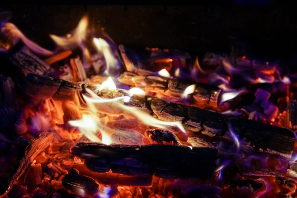 Brûlage du bois de chauffage dans la cheminée gros plan, feu de barbecue, fond de charbon de bois . — Photo