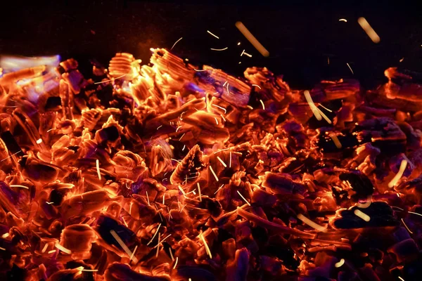 Leña quemada en la chimenea de cerca, barbacoa, fondo de carbón . —  Fotos de Stock