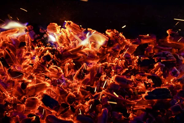 Brandhout verbranden in de open haard dicht omhoog, BBQ-brand, houtskool achtergrond. — Stockfoto