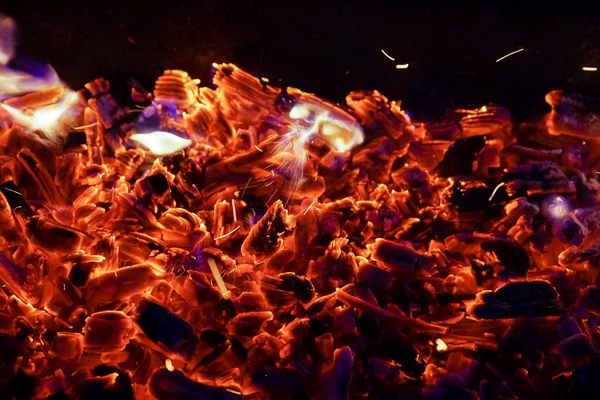 Leña quemada en la chimenea de cerca, barbacoa, fondo de carbón . —  Fotos de Stock