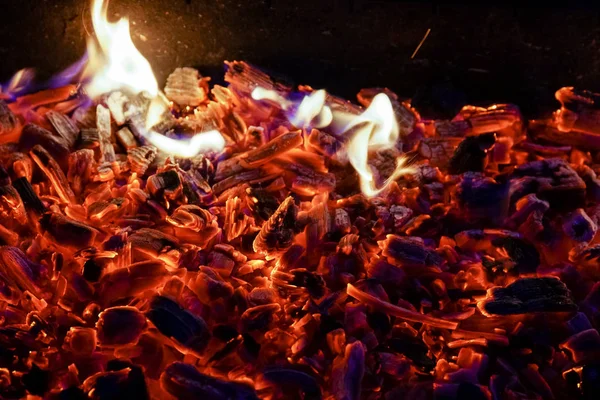 Leña quemada en la chimenea de cerca, barbacoa, fondo de carbón . —  Fotos de Stock