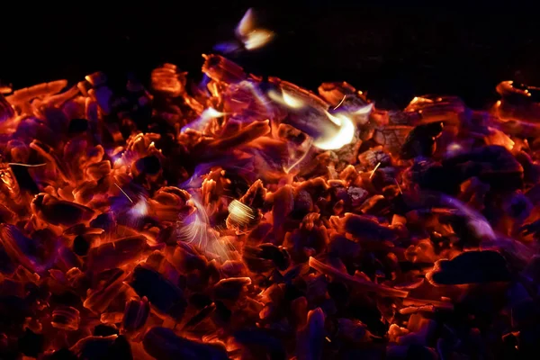 Hořící dřevo v krbu daleko do pozadí oheň, uhlí Bbq. — Stock fotografie