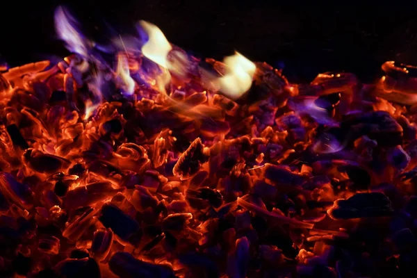 Leña quemada en la chimenea de cerca, barbacoa, fondo de carbón . —  Fotos de Stock