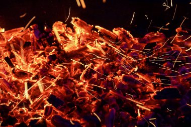 Şömine yakın, Barbekü yangın, kömür arka plan yakacak odun yanan.