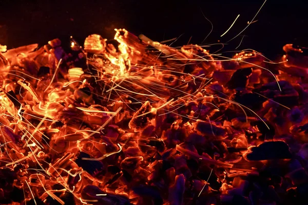 Leña quemada en la chimenea de cerca, barbacoa, fondo de carbón . —  Fotos de Stock