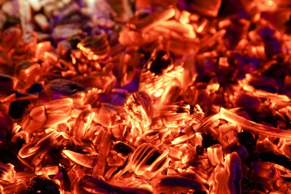Leña quemada en la chimenea de cerca, barbacoa, fondo de carbón . —  Fotos de Stock