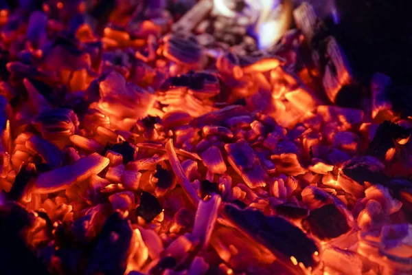 Brennholz im Kamin aus nächster Nähe, Grillfeuer, Holzkohlehintergrund. — Stockfoto