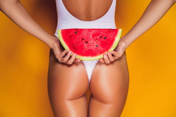 Seksowne kobiece ciało w strój kąpielowy z owocami. zbliżenie na ciało kobiety z sexy tyłek gospodarstwa arbuz — Zdjęcie stockowe