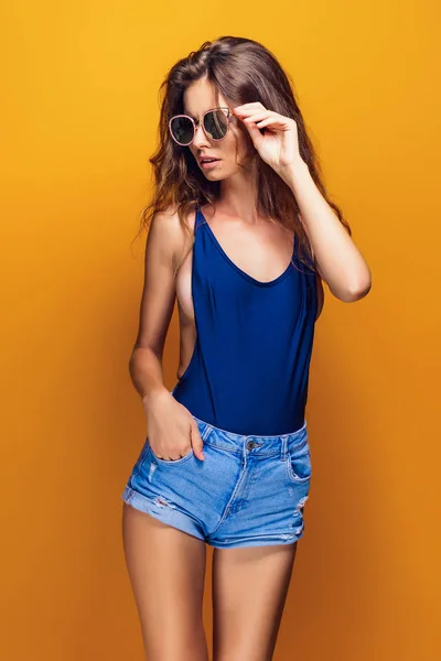 Kvinnan bär underkläder och solglasögon — Stockfoto