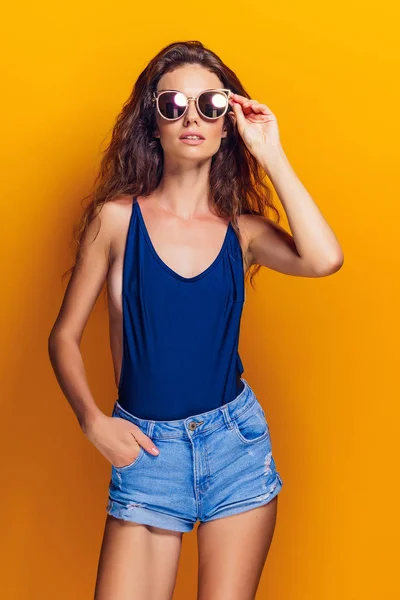 Mujer con lencería y gafas de sol — Foto de Stock