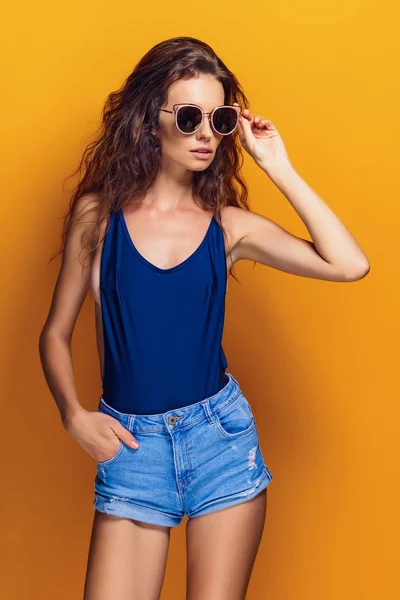 Женщина в нижнем белье и солнечных очках — стоковое фото