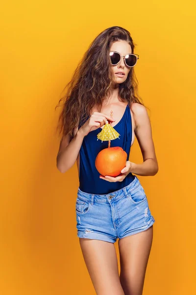 Mujer sensual con fruta jugosa — Foto de Stock