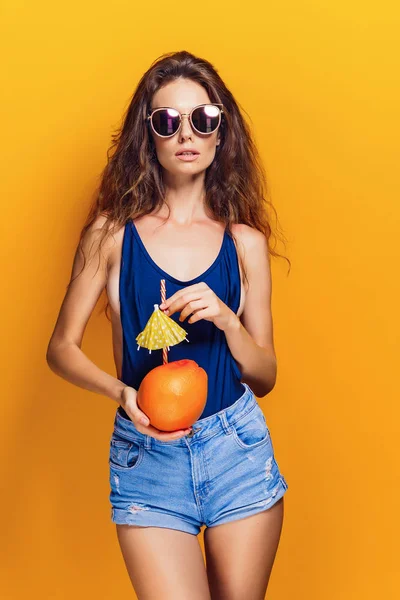 Mujer sensual con fruta jugosa — Foto de Stock