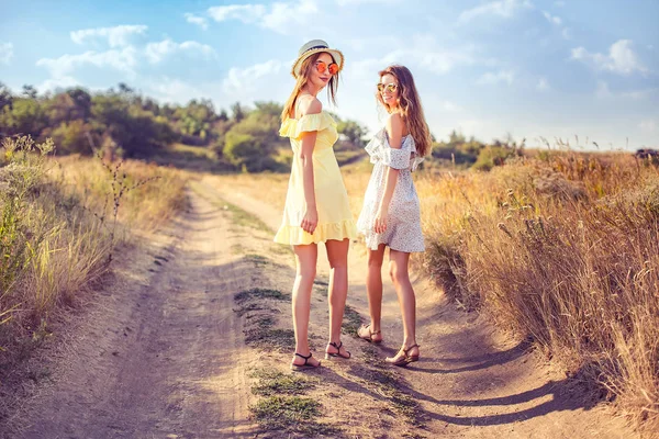 여름 드레스에 두 예쁜 여자 친구 — 스톡 사진