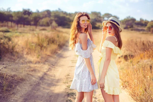 Twee mooie vriendinnen in zomer jurken — Stockfoto