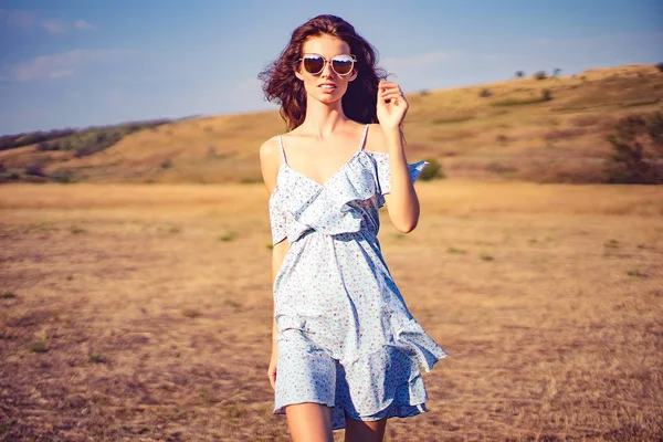 Schöne junge Frau im Freien auf dem Hügel an einem Sommertag — Stockfoto